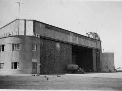 Nel 1939 l�aerostazione, che vantava una pista lunga 2820 metri, cambi� nome e venne intitolata a un barese: l�aviatore Jacopo Cal� Carducci, caduto in Libia mentre era ai comandi di un bombardiere Savoia-Marchetti